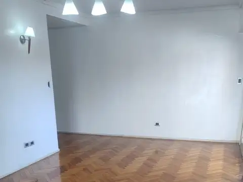 4 AMB + Dorm. de Servicio  Congreso. DUEÑO. DPTO. EN  IMPECABLE ESTADO  Al frente todos los ambientes y dependencias . Living. Cocina-comedor. Cuatro dormitorios . Tres  baños . Tótem de Seguridad