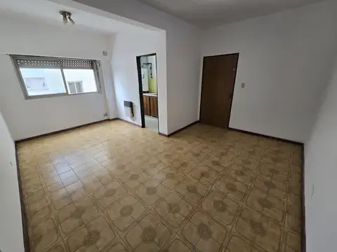 Departamento 2 amb. Centro de Lanús Oeste. Amplia Terraza compartida.
