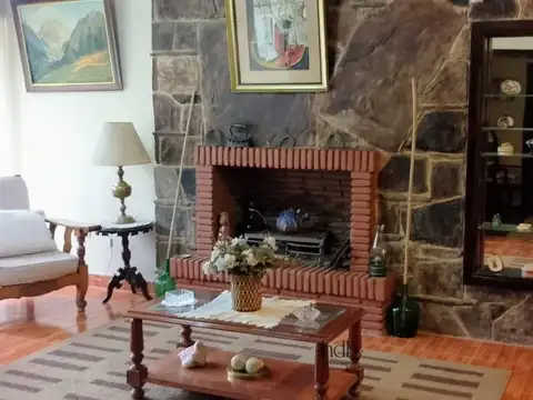 Casa Venta 4 dormitorios 3 baños cochera cubierta 1336 mts2 de lote
