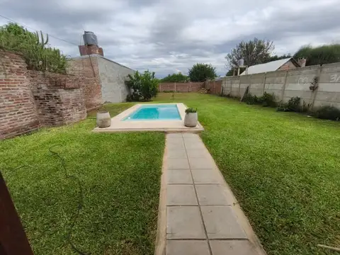 VENTA CASA CON COCHERA Y PILETA - RECREO