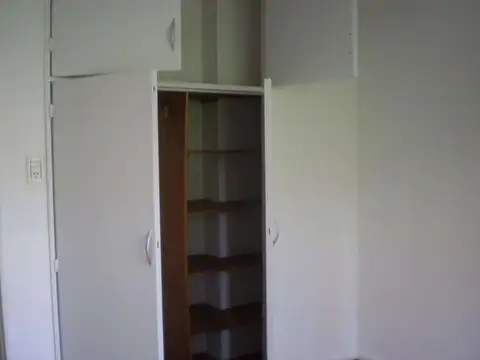 EXCELENTE DEPARTAMENTO de 2 Amb con Balcón al frente, super Luminoso