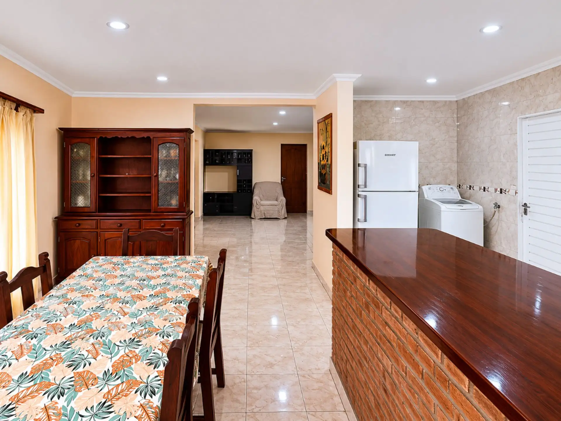 Moderna Casa 4 Amb con Quincho y Gran Parque