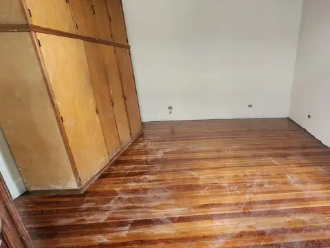 Casa refaccionada sobre lote 8x22 con terraza cochera