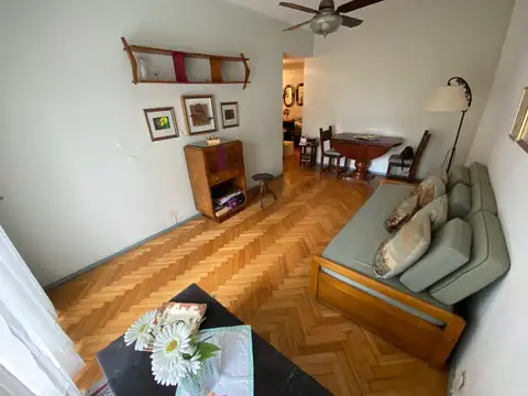 Muy buen 2 ambientes al frente en ubicación privilegiada