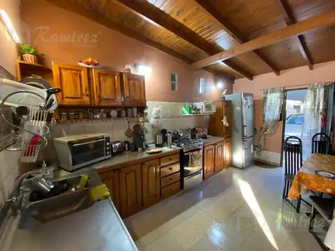 Casa 4 ambientes con 2 baños