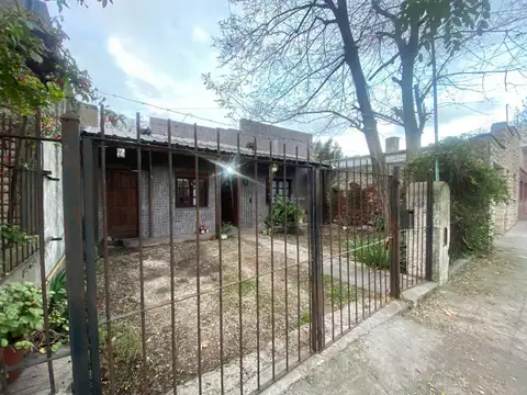 VENTA CASA 4 AMB C/JARDIN SAN MARTIN Y MALVINAS