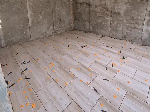 Venta casa pasillo única remodelada de 2 dormitorios con patio en Bella Vista. En construcción