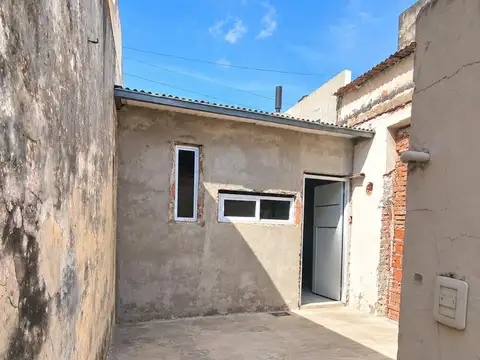Venta casa pasillo única remodelada de 2 dormitorios con patio en Bella Vista. En construcción