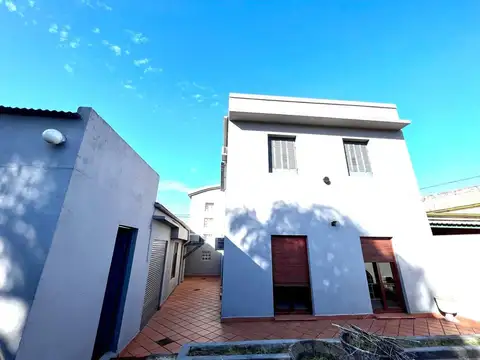 Casa 7 ambientes con 2 baños