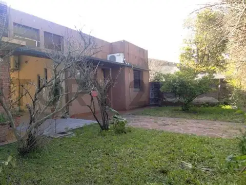 TRES CASAS SOBRE 2 LOTES EN CASTELAR