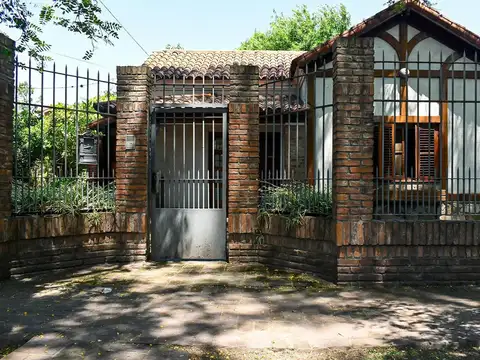 VENTA CASA 5 AMB CALZADACENTRO PILETA FONDO QUINTA
