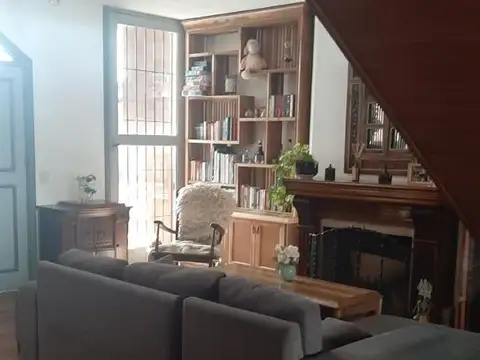 Casa en Alquiler con 6 cocheras