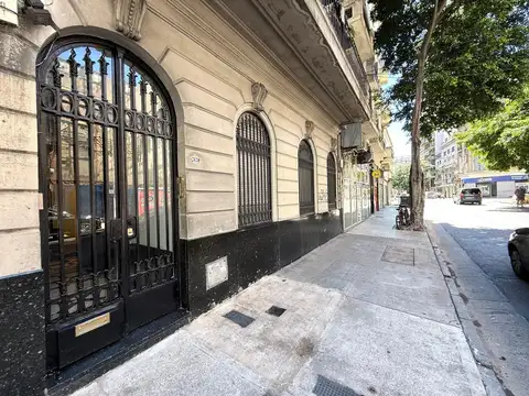 RETASADO  Piso de 90 m2 al frente. En Viamonte y Larrea. Zona Facultad de Medicina