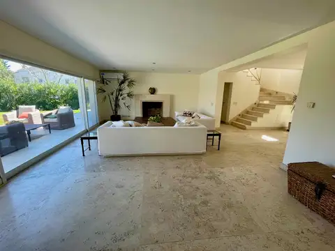 Casa en Alquiler con 2 cocheras