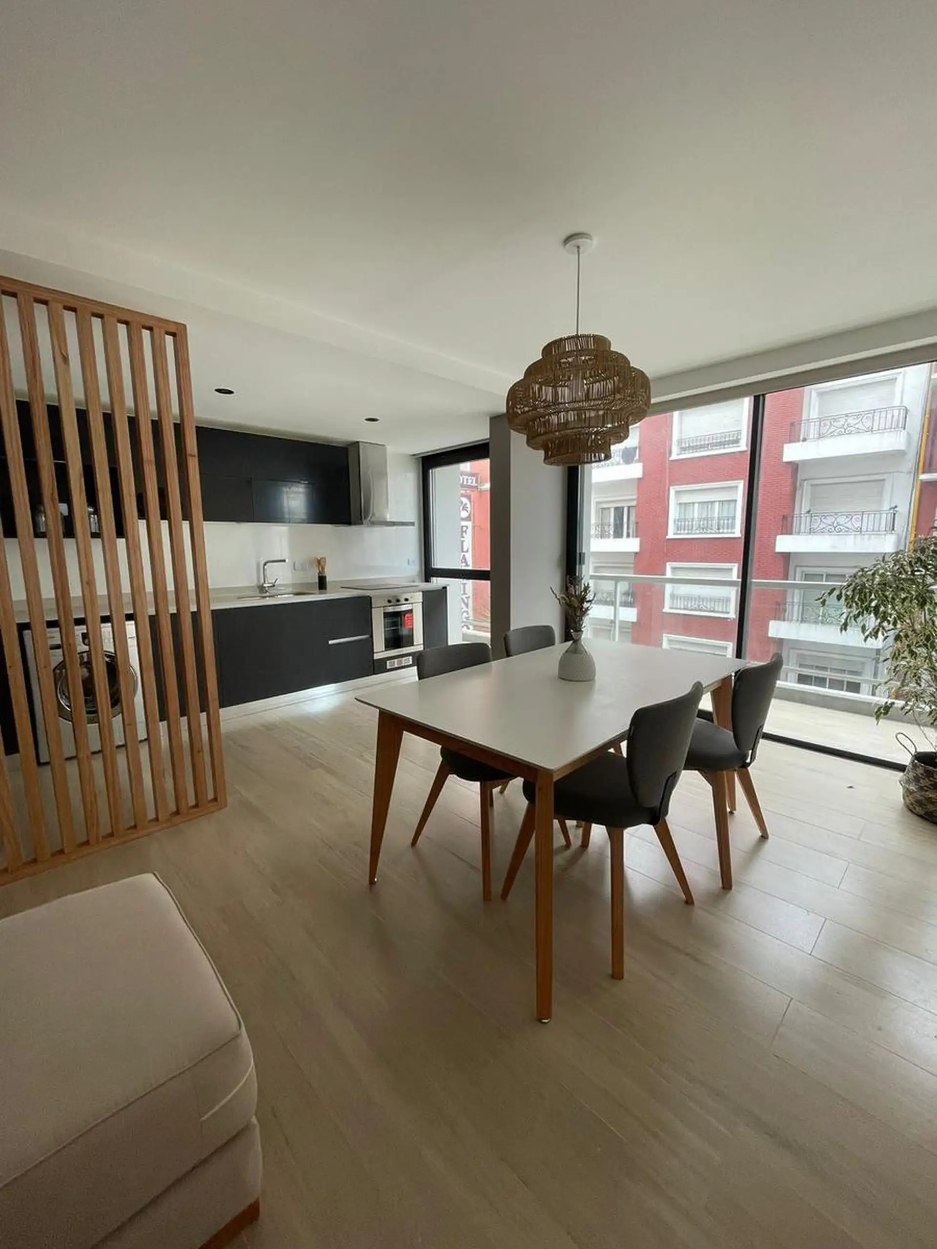 Departamento dos ambientes a la calle con balcón