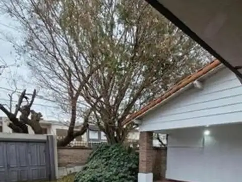 Casa 6 ambientes con 2 baños