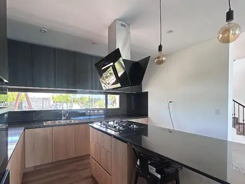 Casa 5 ambientes con 5 baños
