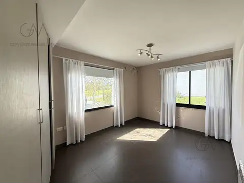 Casa en Alquiler con 2 cocheras
