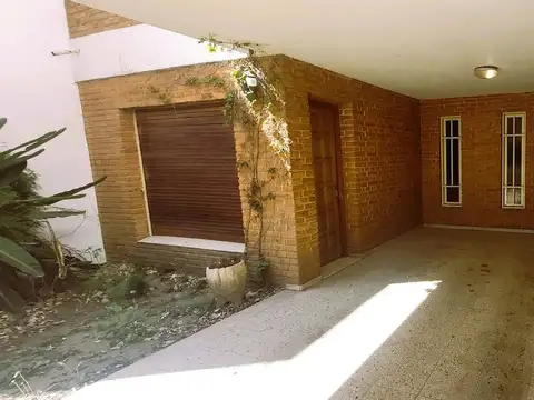 Casa 8 ambientes con 3 baños