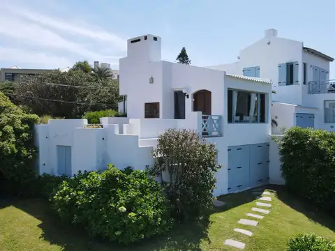 Venta Casa Montoya 1era. fila, ideal inversión.