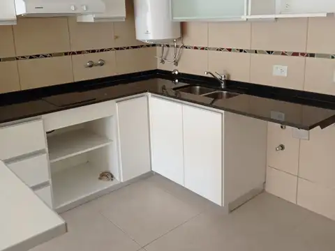 AMPLIO MONOAMBIENTE CON PATIO. EDIFICIO CON PILETA Y SUM
