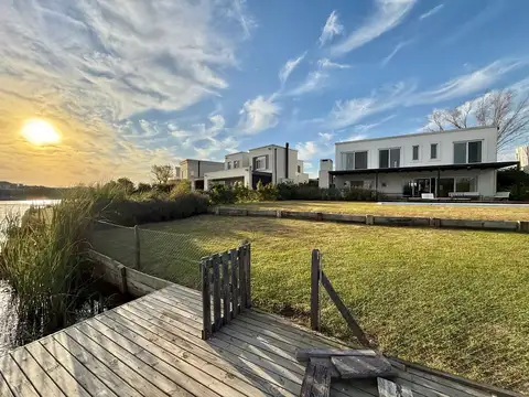 Casa a la laguna en venta en Barbarita