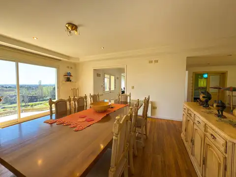 Casa 8 ambientes con 4 baños