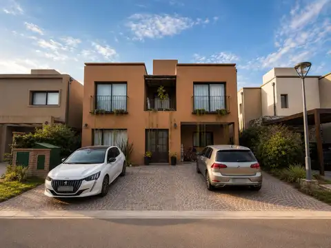 CASA 4 AMBIENTES PARQUE Y PILETA MORENO