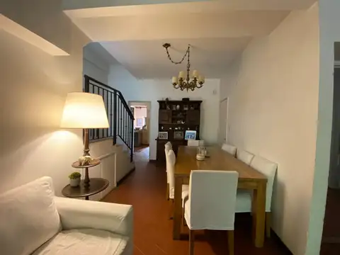 Casa 6 ambientes con 2 baños