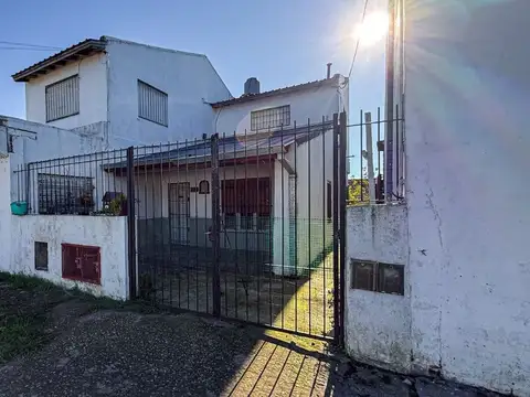 VENTA Casa 2 Amb con garage + Departamento 3 Amb