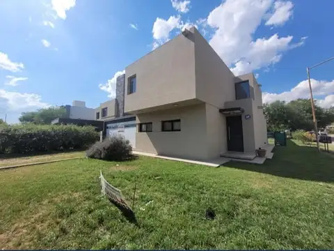 Casa 6 ambientes con 2 baños