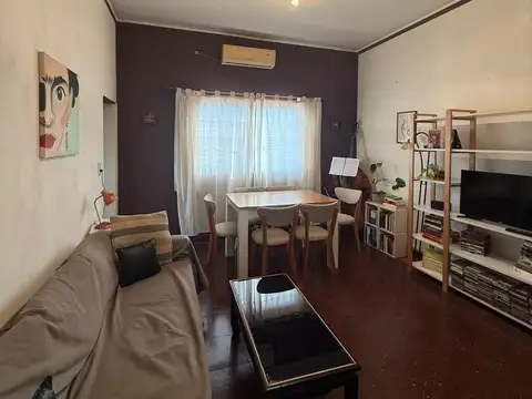 Departamento Tipo Casa en Primer Piso de 3 Ambientes con Fondo, Quincho y Terraza