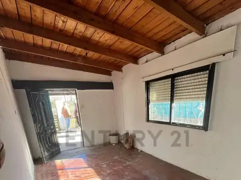 Casa a Refaccionar de 2 dormitorios en Venta en Los Hornos