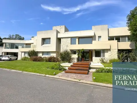 Casa en venta de 4 dormitorios c/ cochera en Parque Leloir