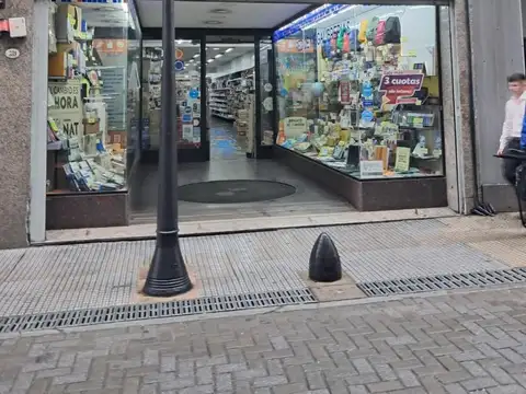 LOCAL CON DOS COCHERAS EN PLENO CENTRO DE CAPITAL 