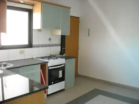 Piso 4 amb balcon Frente  Cochera Fija Cubierta y Baulera. Av Honorio Pueyr.342 Wp.