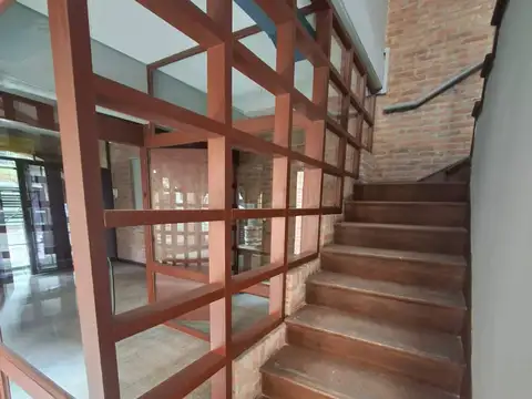Oficina 10 ambientes con 2 baños