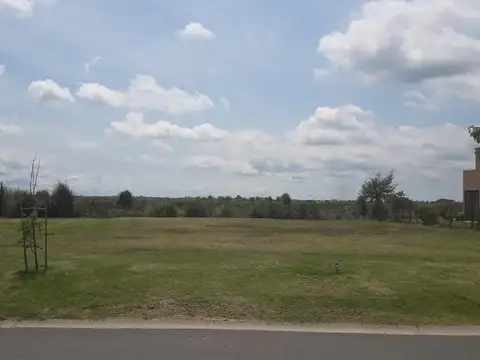 Lote con fondo a espejo de agua en venta, El Cantón Golf, Escobar