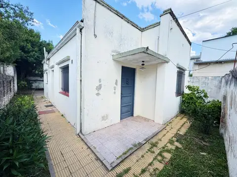 Casa con patio propio en alquiler.