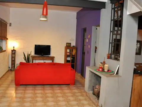 Casa 4 ambientes con 2 baños