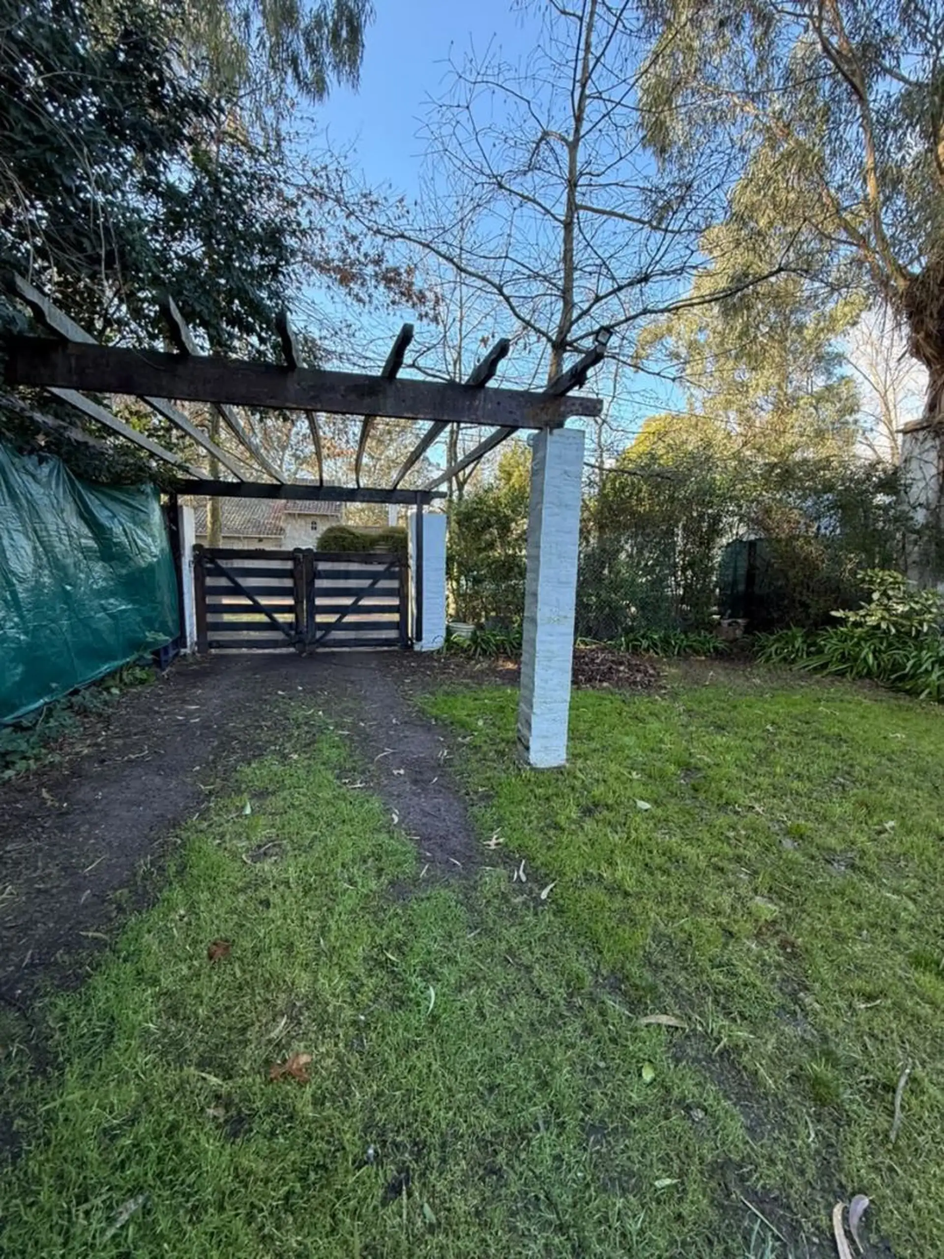 CASA ESTILO COLONIAL CON GRAN PARQUE EN BARRIO LOS TILOS