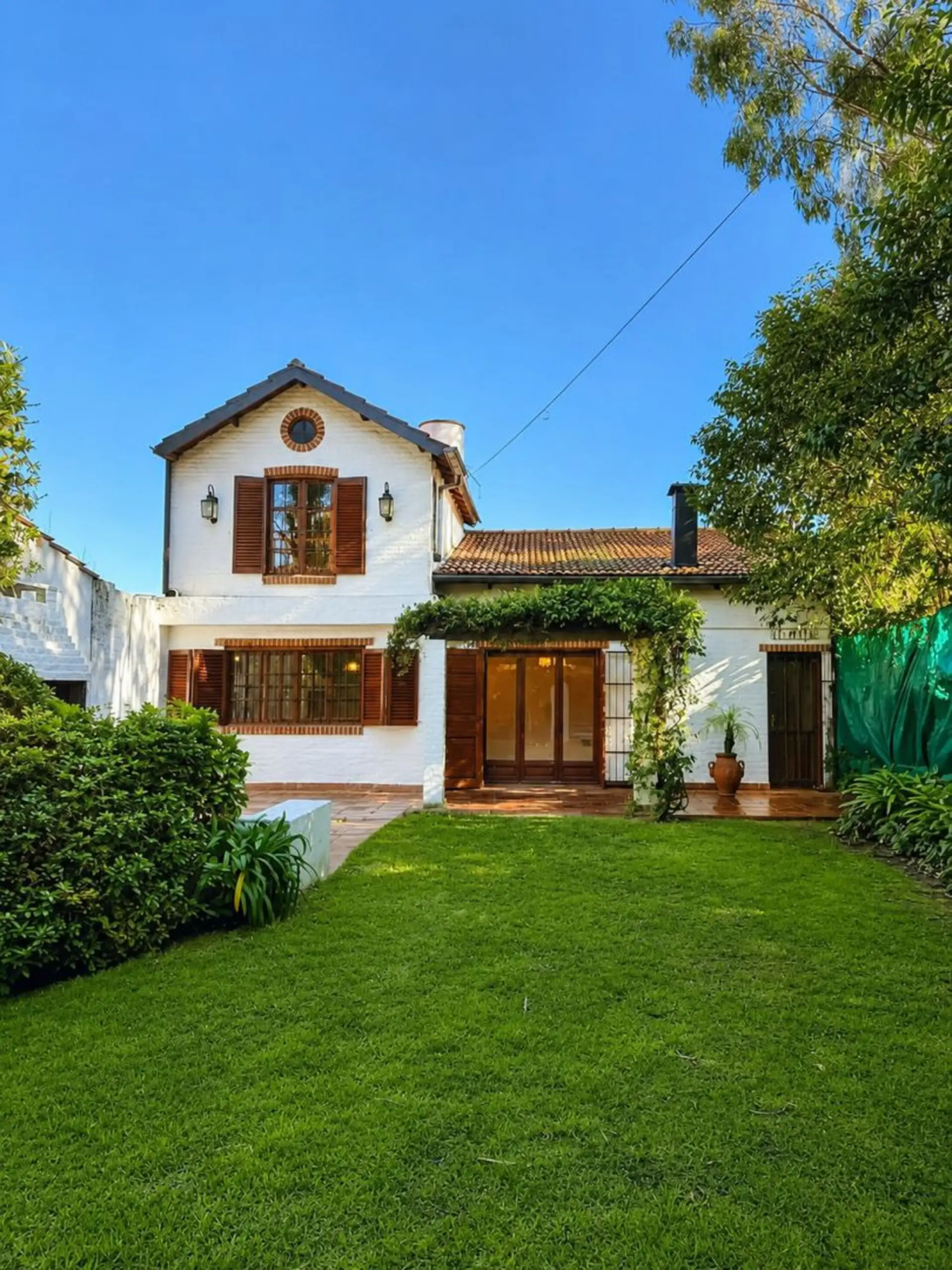 CASA ESTILO COLONIAL CON GRAN PARQUE EN BARRIO LOS TILOS