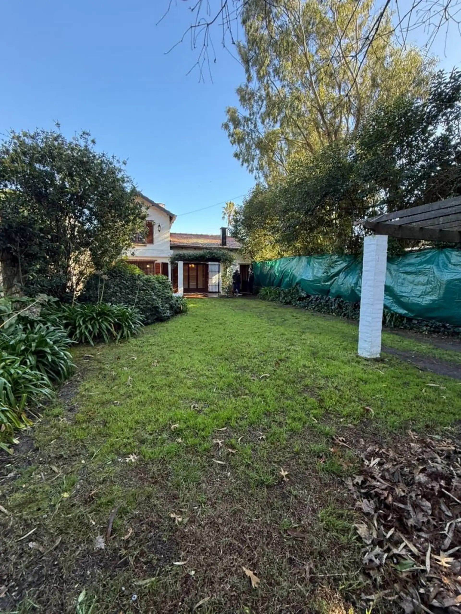 CASA ESTILO COLONIAL CON GRAN PARQUE EN BARRIO LOS TILOS