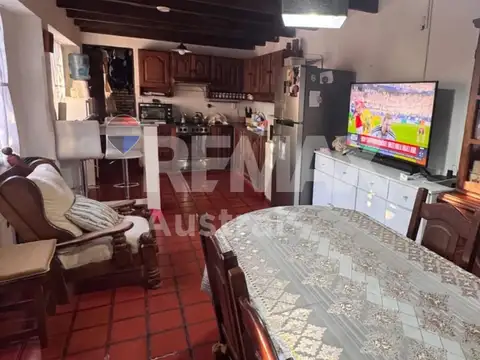 Casa 4 ambientes con 2 baños