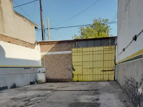 Galpón en alquiler 8.66 x 28 con importante playón en Quilmes Centro 