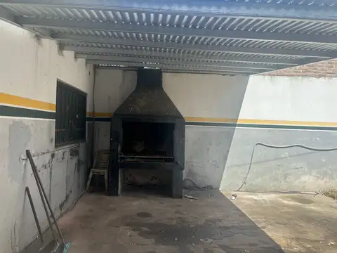 Galpón en alquiler 8.66 x 28 con importante playón en Quilmes Centro