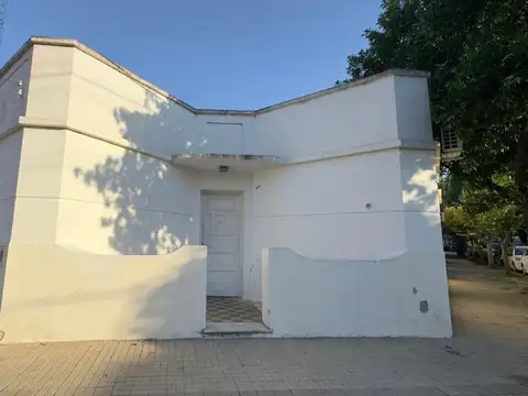 CASA EN VENTA 2 DORMITOROS Y COCHERA ARROYITO 