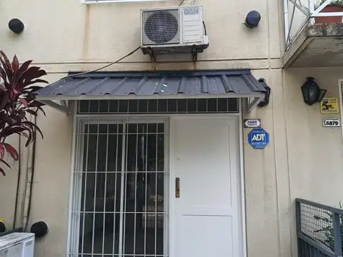 VENTA TRIPLEX CON JARDIN Y PARRILLA