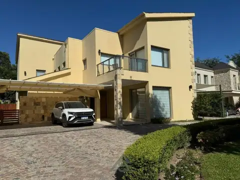 Excelente casa en venta en Barrio Privado Septiembre