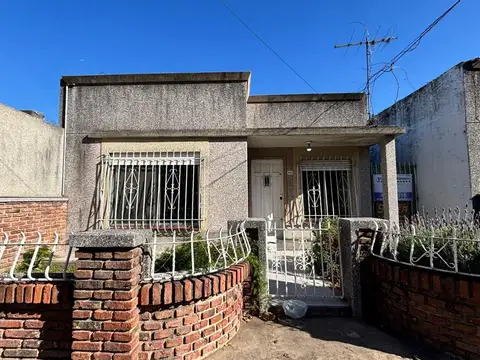 VENTA CASA 3 AMBIENTES VILLA ESPAÑA amplio parque